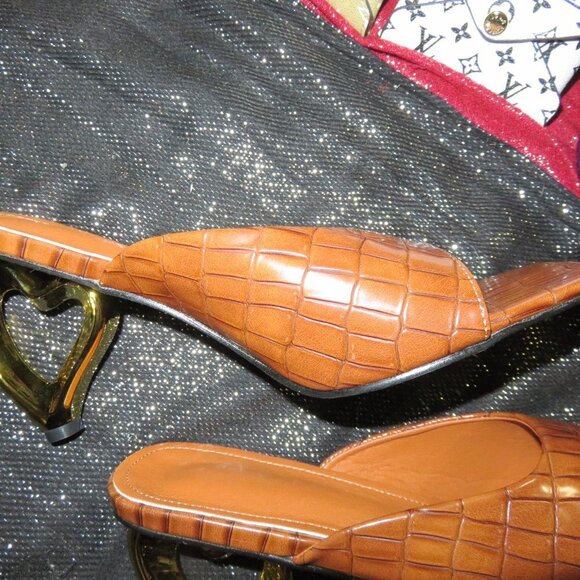 Crocodile Embossed High Gloss Leather Mule Sandals Heart Sculptural Heels sz 11 - Picture 11 of 16